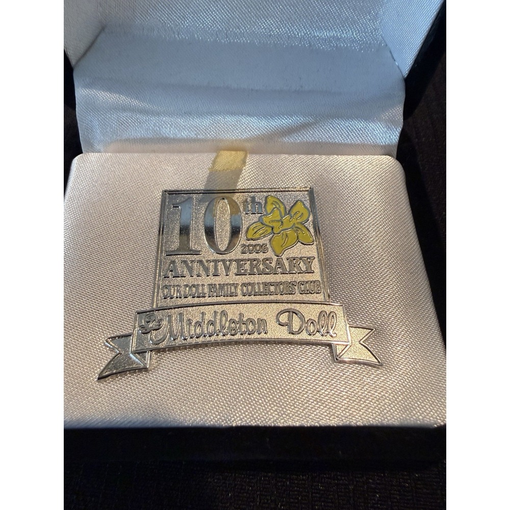 Middleton Doll Collectors Club 10 Year Anniversary 2006 Pin Silver Tone Boxed